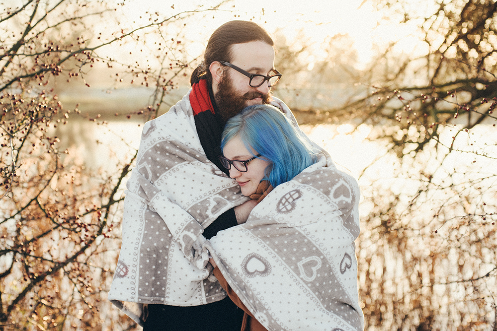 zimowa sesja narzeczeńska zakochani koc 