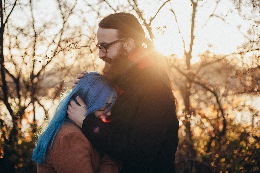 zimowa sesja narzeczeńska drzewa słońce